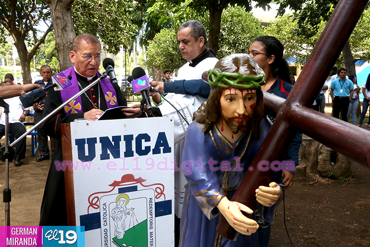 Cardenal Miguel en Viacrucis en la UNICA